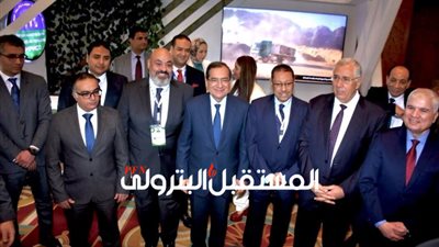 الملا يتفقد جناح المصرية لتسويق الفوسفات