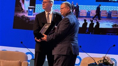 تكريم حمدي عبدالعزيز في مؤتمر الموك