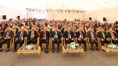 أبرزهم الدكتور والوزراء ..تعرف على القيادات الذين حضروا عيد البترول ؟