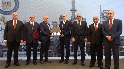 تكريم مدير عام الكهرباء بأسيوط لتكرير البترول
