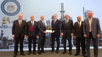 تكريم أحمد دردير العامل المثالى بشركة النصر للبترول 