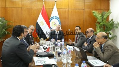 بدوي يتابع مشروعات تحويل السيارات للعمل بالغاز الطبيعي