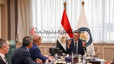 دبوس يلتقي وزير البترول  لبحث موقف أعماله بالصحراء الغربية وخليج السويس