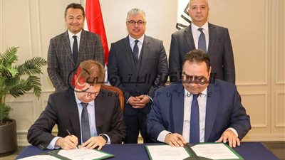 رئيس اقتصادية قناة السويس يشهد توقيع اتفاقية شراء وتوريد بين 