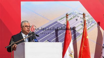 رئيس اقتصادية قناة السويس يشهد وضع حجر أساس مشروع 