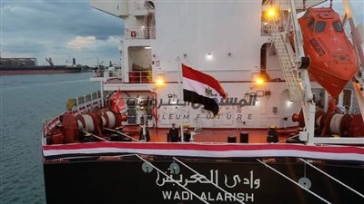 رئيس الوزراء يشهد رفع العلم المصري على السفينة 