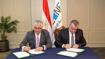 اقتصادية قناة السويس والسويس للصلب توقعان عقد تشغيل رصيف وساحة لتداول الصب الجاف بميناء الأدبية