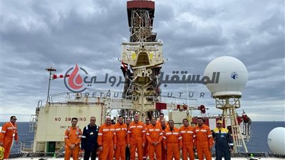 رئيس الوزراء يستمع لشرح حول قدرات الحفار 