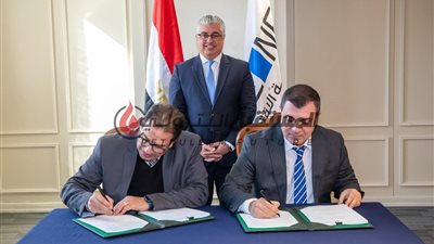رئيس اقتصادية قناة السويس يشهد توقيع مشروعين جديدين لتصنيع وطباعة المنسوجات بالسخنة 
