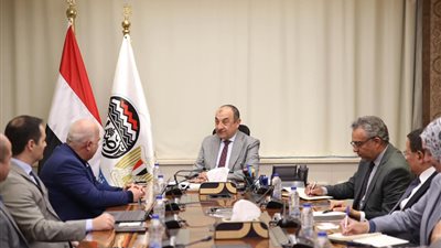 وزير قطاع الأعمال العام يلتقي وفدا من 