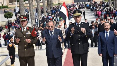 محافظ بورسعيد يضع إكليلٱ من الزهور على النصب التذكاري فى يوم الشهيد