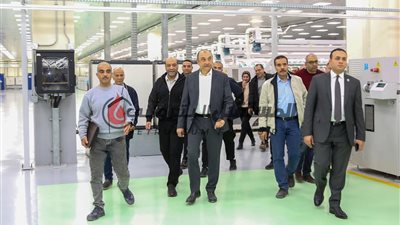 الشيمي يتفقد مصانع مصر للغزل والنسيج ويشارك العاملين الإفطار الرمضاني 