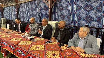 محمد عبدالله وعباس صابر يتناولان الإفطار مع العاملين بالنصر للبترول