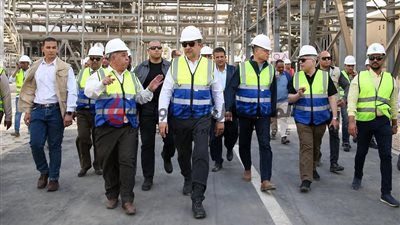 وزير قطاع الأعمال العام يجري زيارة ميدانية لشركة 