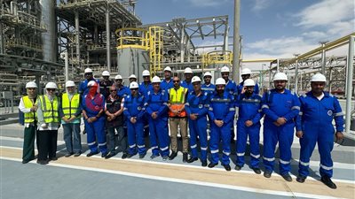 محمد عبدالله يتفقد العاملين بشركة النصر للبترول فى عيد العمال 