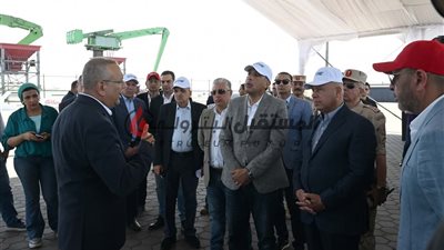 رئيس الوزراء يتفقد مشروعي 