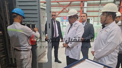 وزير الكهرباء والطاقة المتجددة يزور مصانع شركة 