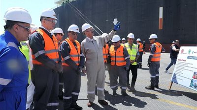 كما أنفردت المستقبل: مدبولي يتفقد سفينة تغييز الغاز الطبيعي المسال 