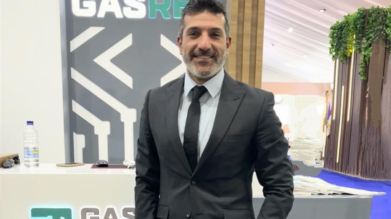أيمن حسين
