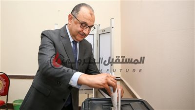 وزير قطاع الأعمال العام يُدلي بصوته في انتخابات مجلس الشيوخ بالتجمع الخامس