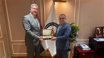 وزير البترول يكرم أشرف قطب ويودعه ويمنحه درع التميز