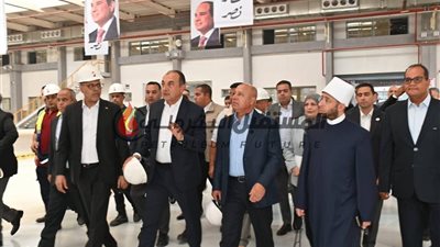 الوزير و الشيمى و جبران والازهرى يتفقدون مصانع شركة النصر للسيارات 