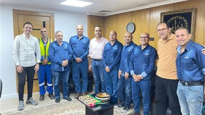 رئيس أسيوط لتكرير البترول يكرم حجاج كيلاني