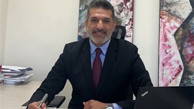 أيمن حسين يكتب: أنا هنا معكم..كارلوس غصن