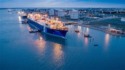 سفن إعادة التغويز تنتشر في 3 دول عربية.