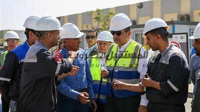 الشيمي يتفقد التشغيل التجريبي لمصنع بلوكات الأنود الكربونية بالسخنة 