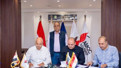 أموك وميدور يوقعان اتفاق إنتاج سولار بالمواصفات العالمية