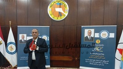 رئيس الهيئة يشارك العاملين احتفال عيد البترول الخمسين فى رأس شقير 