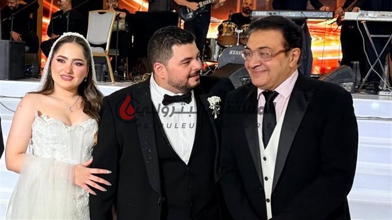 العريس ووالده والعروس