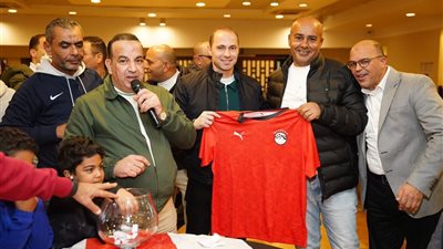 الشريعي يهدي تيشيرت منتخب مصر لرئيسا جابكو وعجيبه