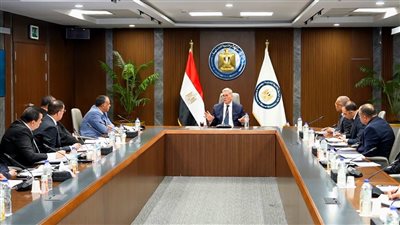 ما هي القرارات التي اتخذها وزير البترول بشأن علاج للعاملين ؟