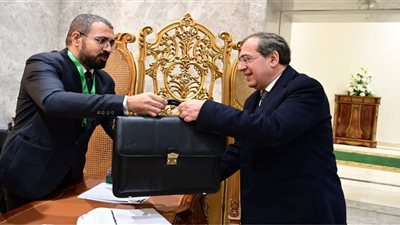 طارق الملا يتسلم كارنيه عضوية مجلس النواب بعد فوزه بالانتخابات