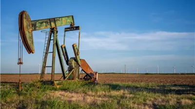 النفط يتراجع بنحو 1% بعد إعلان ترامب أن فنزويلا سترسل نفطا إلى أميركا