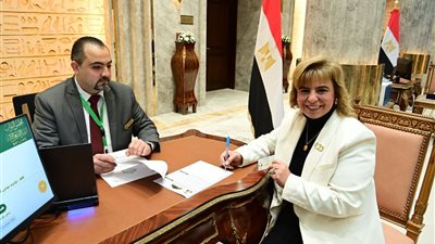 عايده محي تتسلم كارنية عضوية مجلس النواب