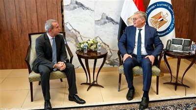 وزير البترول يتابع مع مسئولي 