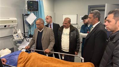 إدريس وصابر يتفقدان مصابي حادث طريق حقول الصحراء الغربية