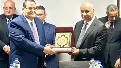 جنوب الوادي القابضة للبترول تكرّم مختار عمر مدير عام القضايا