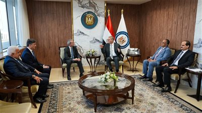 وزير البترول   يتابع مع مسئولي 