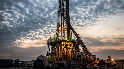 أسعار النفط تسجل خسارة متتالية للأسبوع الثاني وسط مخاوف زيادة الإمدادات