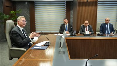  وزير البترول يعقد اجتماعاً مع مجلس إدارة هيئة الثروة المعدنية والصناعات التعدينية.