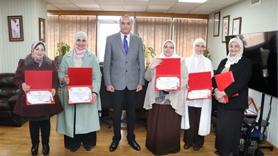 بتروبل تكرم الأمهات المثاليات والأب المثالي