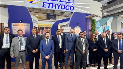 علاء عبدالفتاح يتفقد أجنحة شركات البتروكيماويات المشاركة في إيجبس 2026