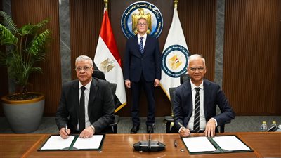 وزير البترول  يشهد توقيع عقد توريد خام الفوسفات للمجمع الصناعي الجديد بالمنطقة الاقتصادية لقناة السويس