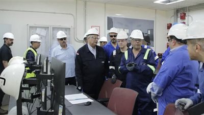 صلاح عبدالكريم يجري جولة ميدانية بمشروعات مستودعات الوقود برأس غارب ورأس شقير بخليج السويس