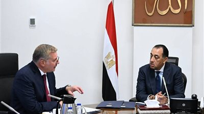 رئيس الوزراء يتابع مع وزير البترول عدداً من ملفات العمل
