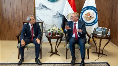  وزير البترول يبحث مع «إيني» الإيطالية التعجيل بتنمية الاكتشافات الجديدة وزيادة الإنتاج والتوسع في أعمال الاستكشاف في مصر
